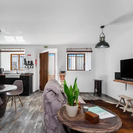 Casa Celeiro Holiday home Estombar